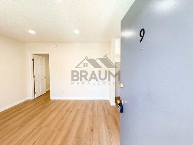 Building Photo - 13129 Oxnard St