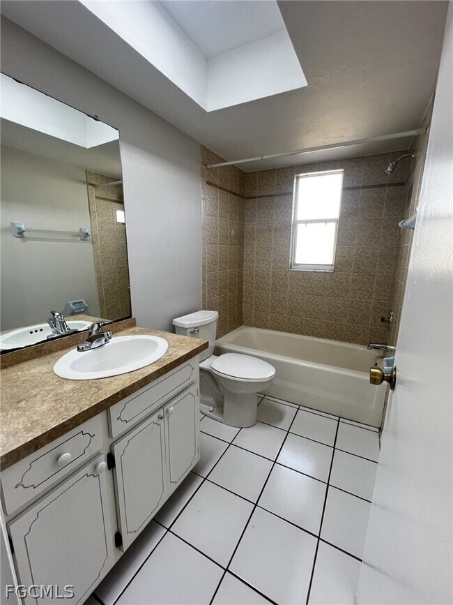 Building Photo - 609 SE 23rd Pl