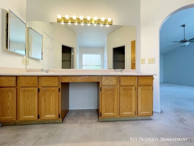 Building Photo - 420 Crater Ct