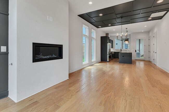 Building Photo - Stunning Salemtown Townhome With Fenced In Yard