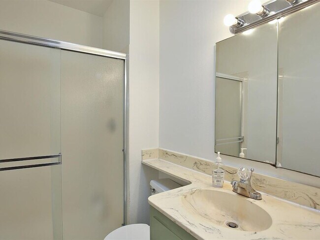 Building Photo - "Charming 3-Bedroom Home with Granite Touc...