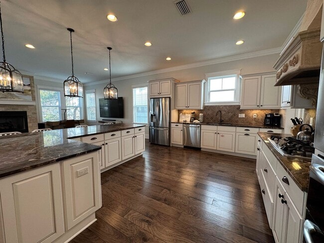 Building Photo - New, exclusive 3200 sq ft 4 bedroom/3.5bat...