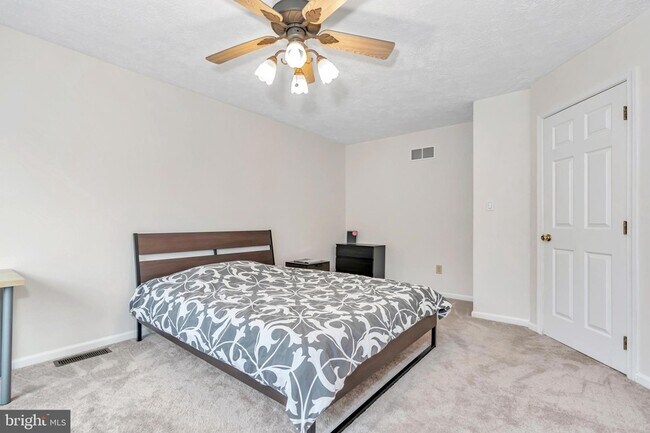 Building Photo - 465 Woodstock Ln