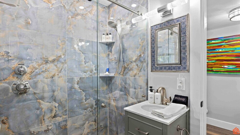 Building Photo - 116 Second Avenue Southwest-SI ID1502035P