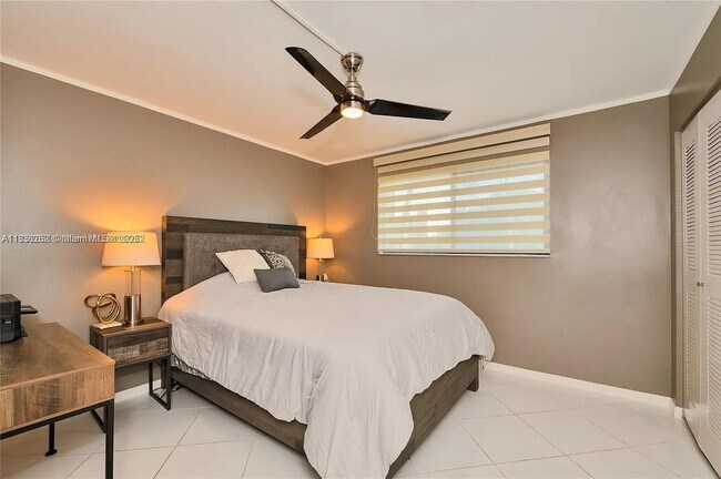 Building Photo - 2205 S Cypress Bend Dr