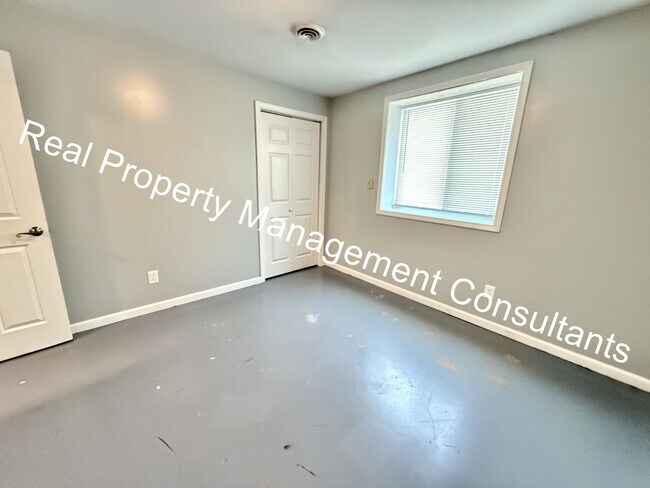 Building Photo - Move in Discount on 5-Bedroom Townhome