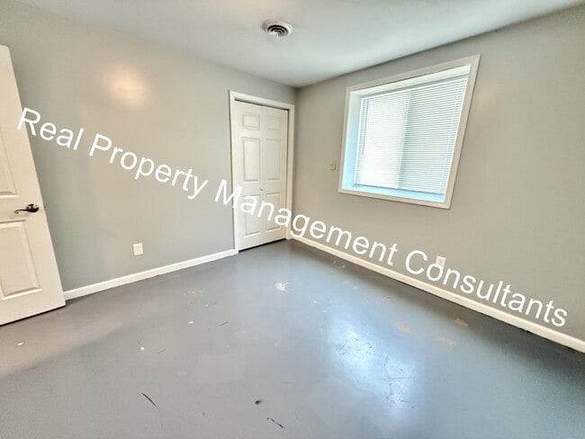 Building Photo - Spacious 5-Bedroom Townhome