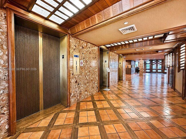 Building Photo - 520 Brickell Key Dr