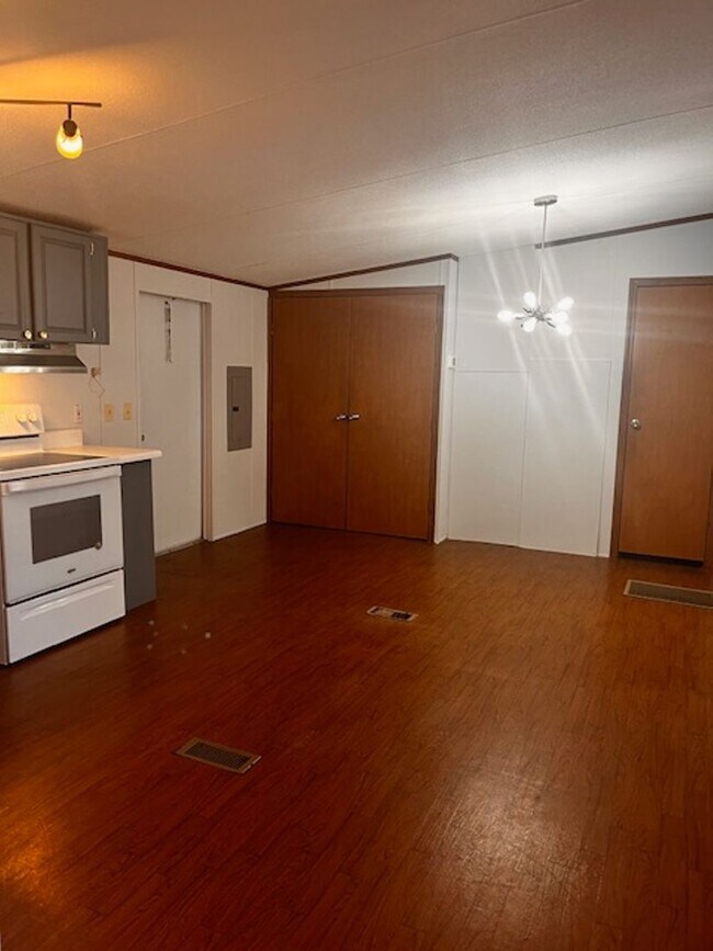 Building Photo - 3 bedroom 2 bath Doublewide MH
