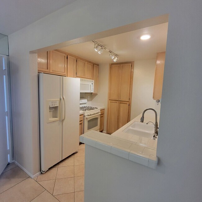 Building Photo - The Colony at Mandalay Beach 2 + 2 Single ...