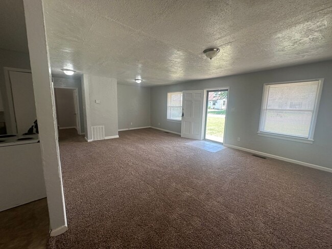 Building Photo - 2 Bed, 1 Bath, 1 Car Garage