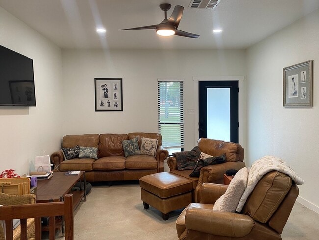 Building Photo - 2 BEDROOM NEAR LAKE BELTON