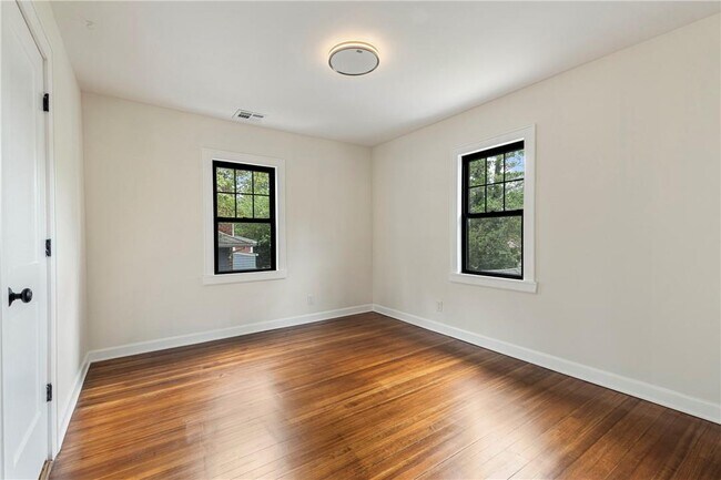 Building Photo - 727 Pelhamdale Ave