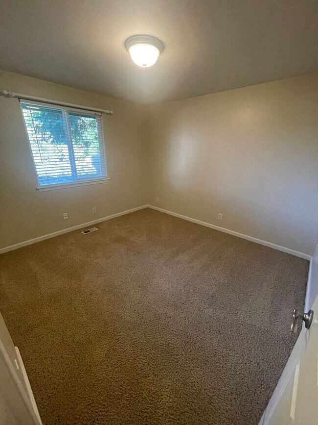 Building Photo - Convieniently located charming three bedroom duplex with modern updates!