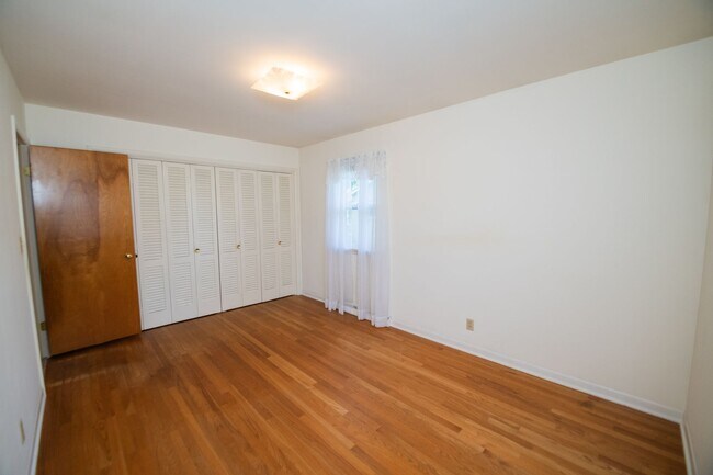 Building Photo - 3 bed 2 bath home in Valparaiso