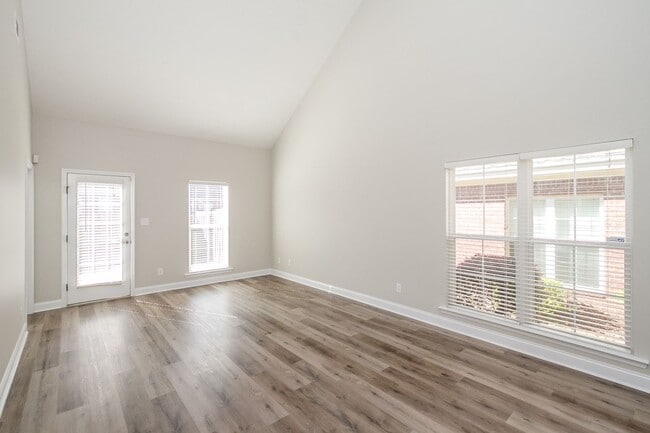 Building Photo - 823 Landing Dr