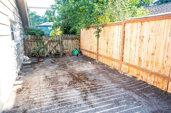 Building Photo - 815 Maywood Ln