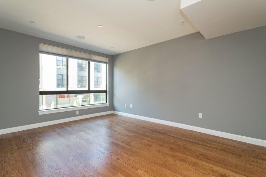 Building Photo - 289 D St