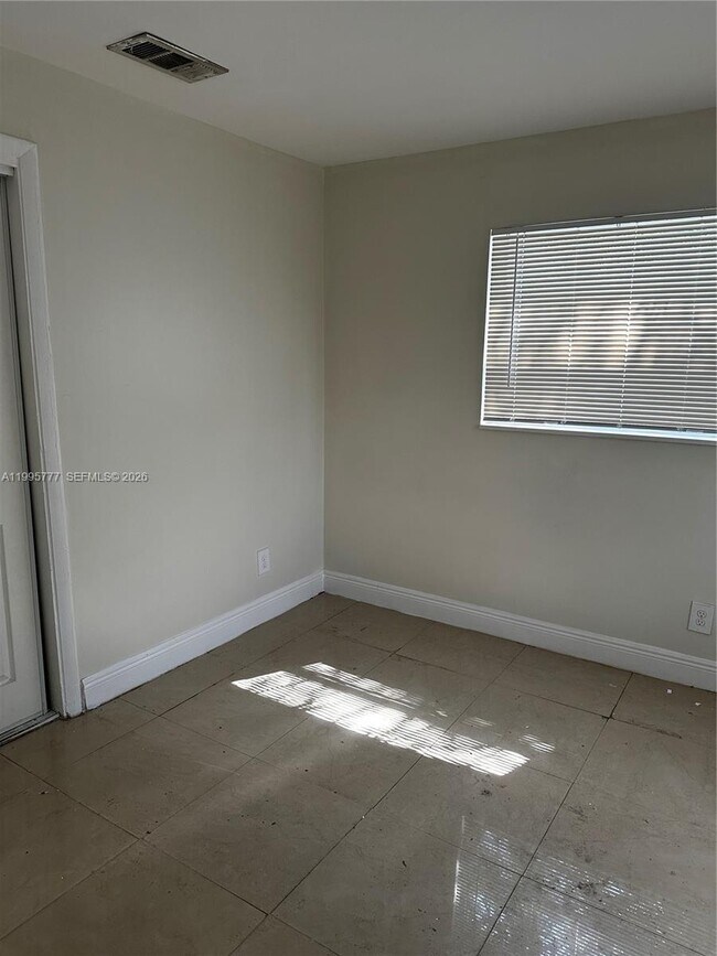 Building Photo - 5221 NW 15th Ct