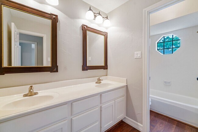 Building Photo - 31 N Duskwood Pl