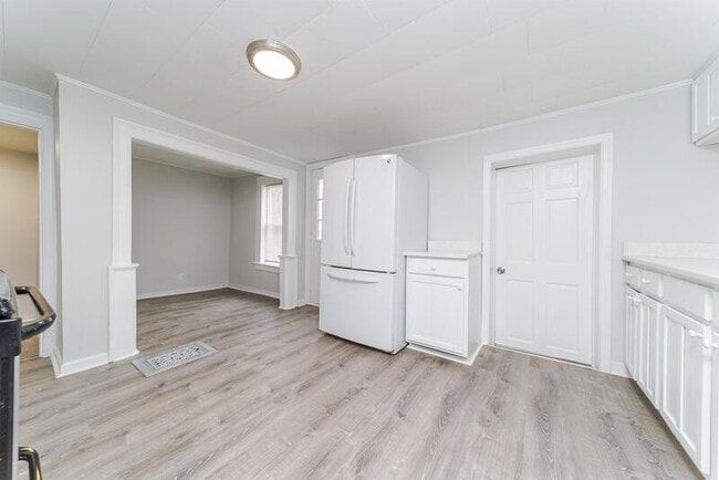 Building Photo - 824 2nd St