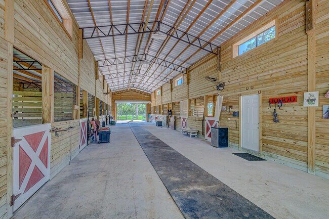 Building Photo - 1900 SE Ranch Rd S