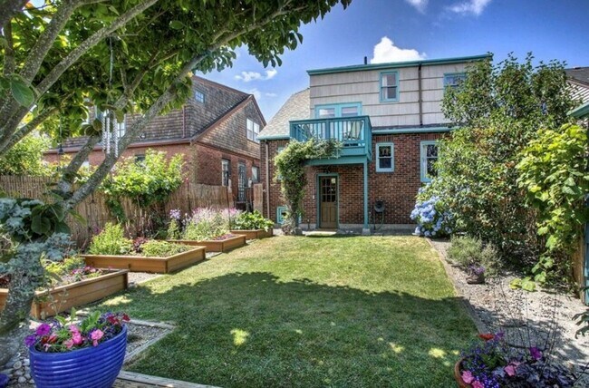 Building Photo - Stunning 3bed/3.5bath Brick Home in Ballard!