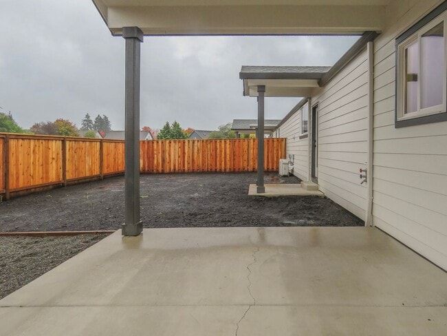 Building Photo - Newberg- 3 bedroom Duplex Available Soon - Schedule tour now !