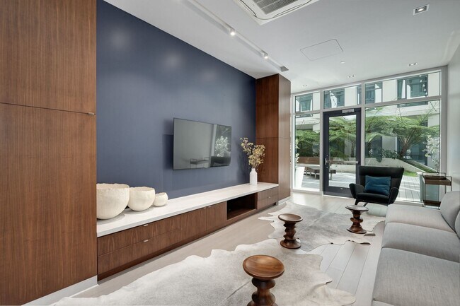 Owners Lounge - 1688 Pine St