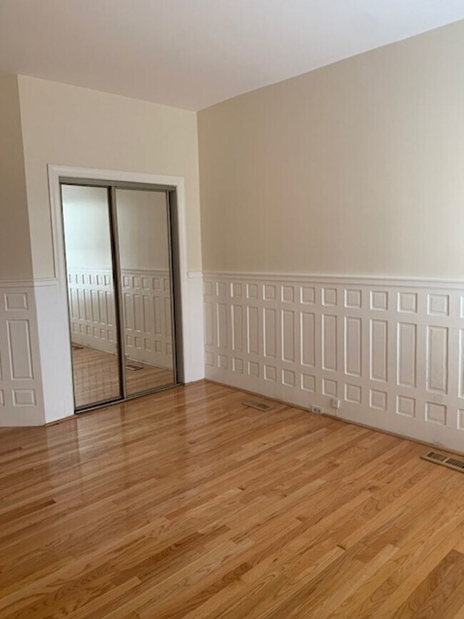 Building Photo - 1303 W 13th St