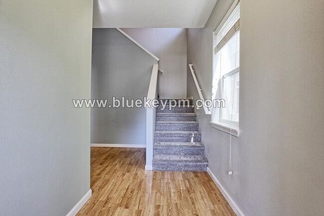 Building Photo - 3 Bed, 2.5 Bath Townhome Near Orchards Fre...