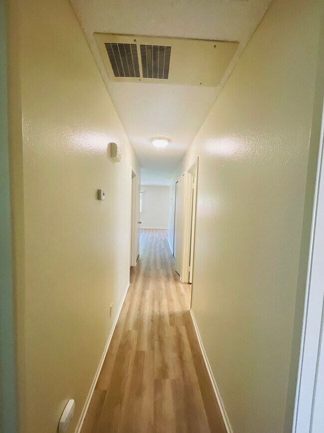 Building Photo - Your perfect Ventura retreat—spacious 3 be...