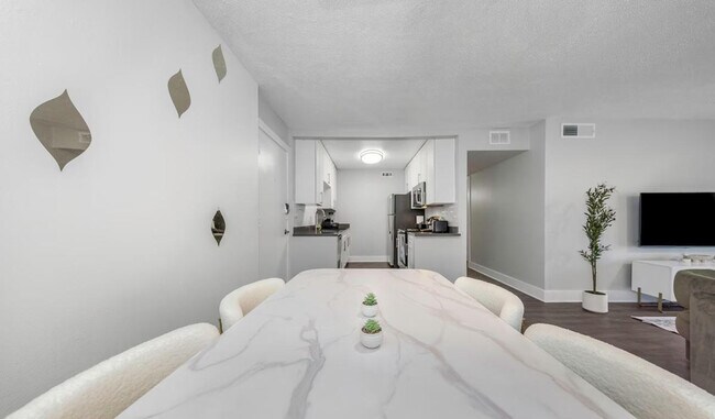 Building Photo - 4404 W Kennedy Blvd