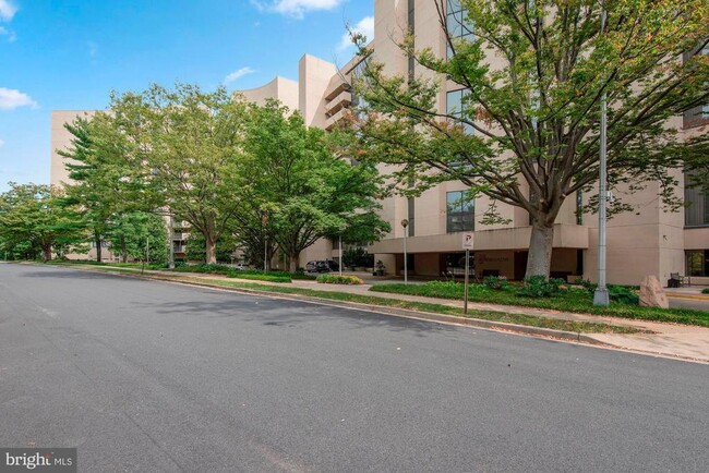 Building Photo - 1101 S Arlington Ridge Rd