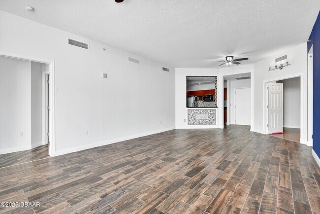 Building Photo - 231 Riverside Dr