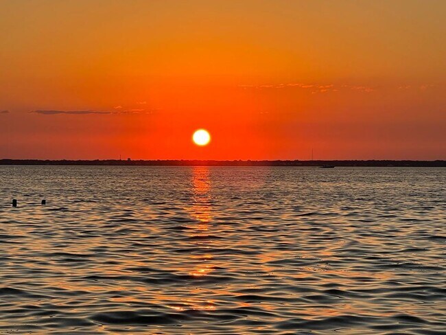 Building Photo - Beautiful 3B/3.5B Waterfront Fully Furnished Home available for Long-Term Rental!