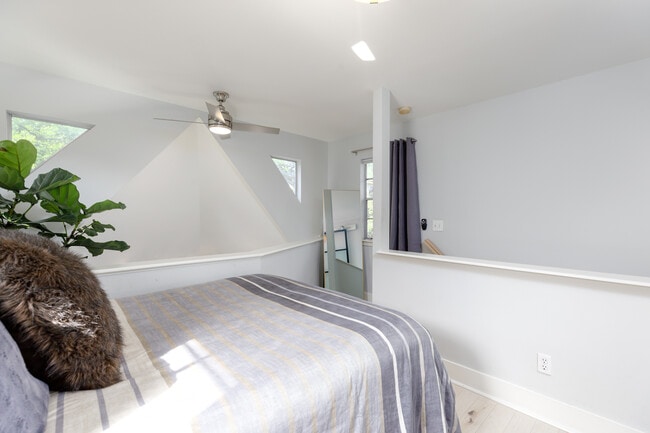 Building Photo - 1702 Drake Ave