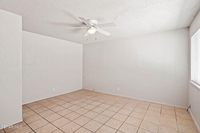 Building Photo - 4908 Royal Dr