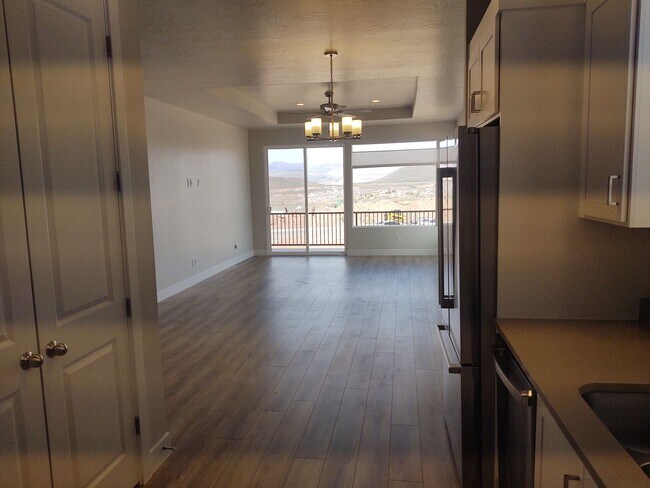 Building Photo - 1 Bedroom + Den 1.5 bath 2 Car Garage VIEWS & VIEWS!