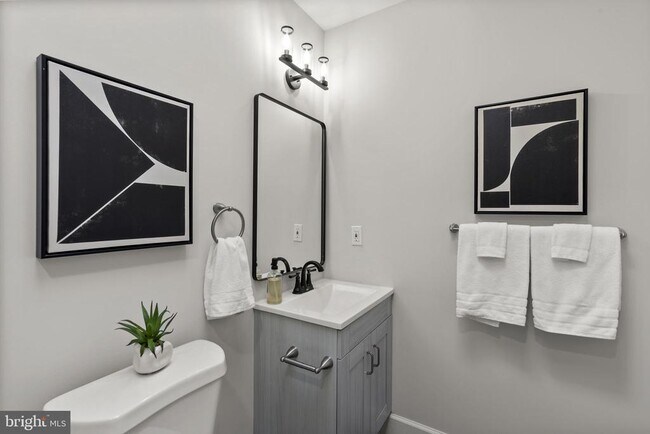 Building Photo - 518 N Lakewood Ave