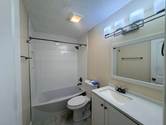 Building Photo - 2312 Fern Palm Dr