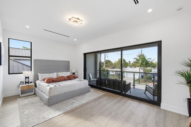 Building Photo - 1308 Avocado Isle