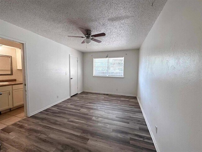 Building Photo - 208 Cherrywood Dr