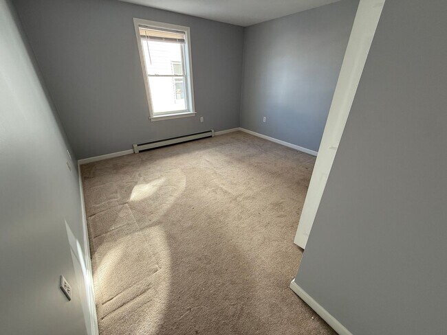 Building Photo - 570 Montgomery St