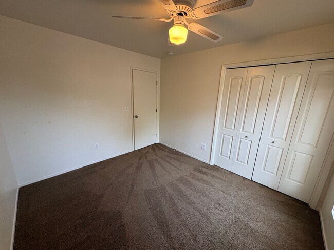 Building Photo - NW Condo Near Shopping Center Available Now!