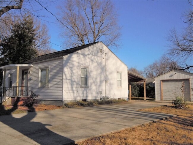Building Photo - Cute Two Bedroom Cottage with Garage!