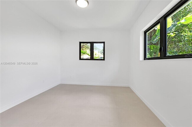 Building Photo - 950 Bayamo Ave