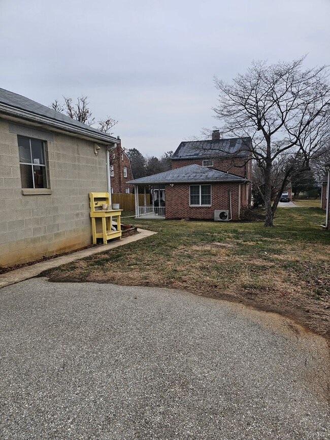 Building Photo - 102 N Forrest St