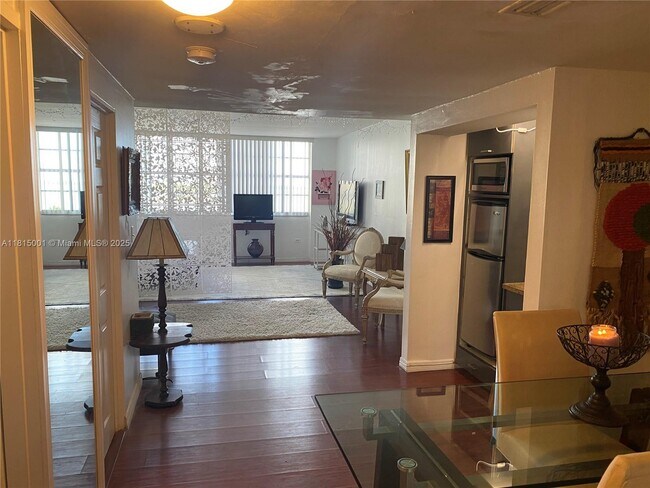 Building Photo - 825 Brickell Bay Dr