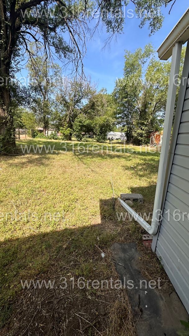 Building Photo - $850 - 2 bedroom/ 1 bathroom - Newly remod...
